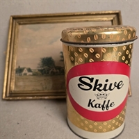 rund-metaldåse-guldfarvet-dekoreret-kaffebønner-rød-cirkel-med-sort-tekst-Skive-kaffe